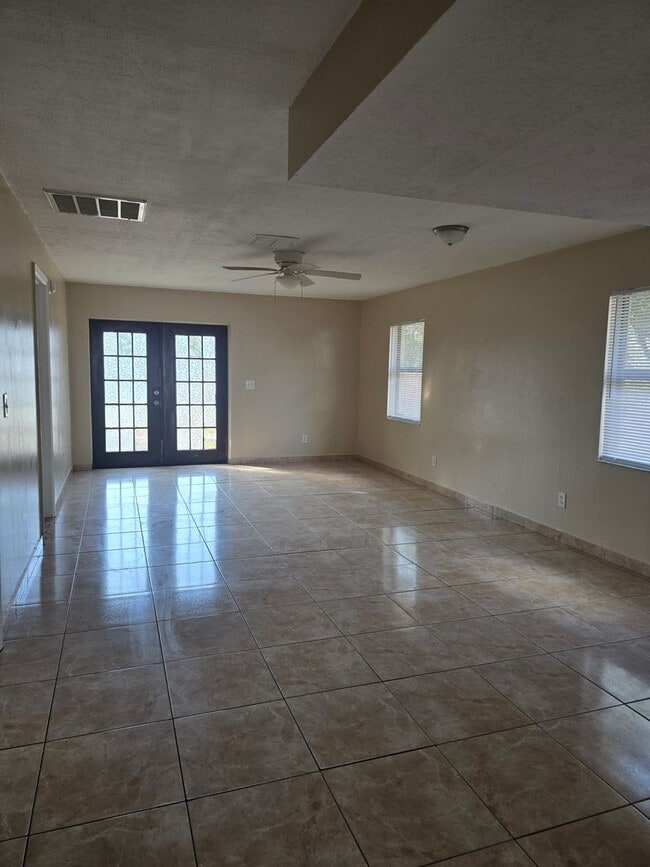 Building Photo - 609 N Palm Dr