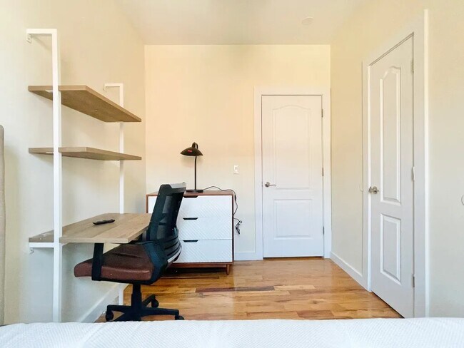 Building Photo - Furnished room/NOT APARTMENT