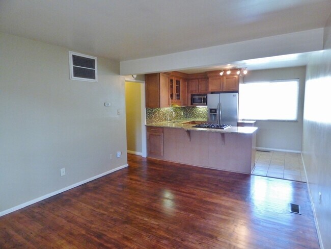 Building Photo - 2 Bd 1 Bath in Marmalade Square Condos