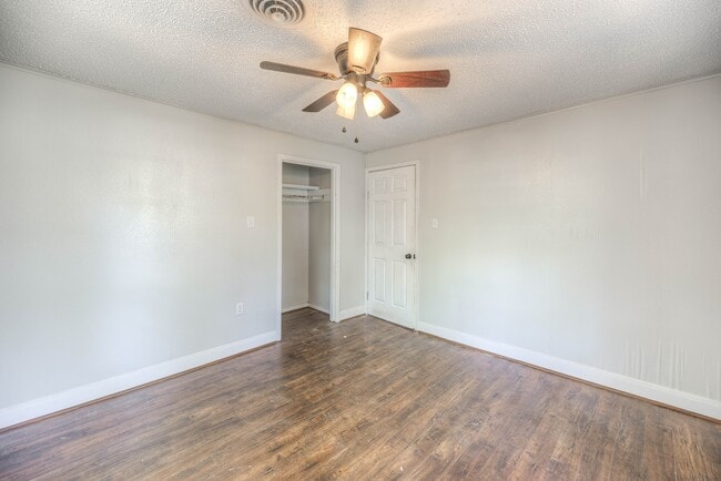 Building Photo - 234 Lakeview Dr