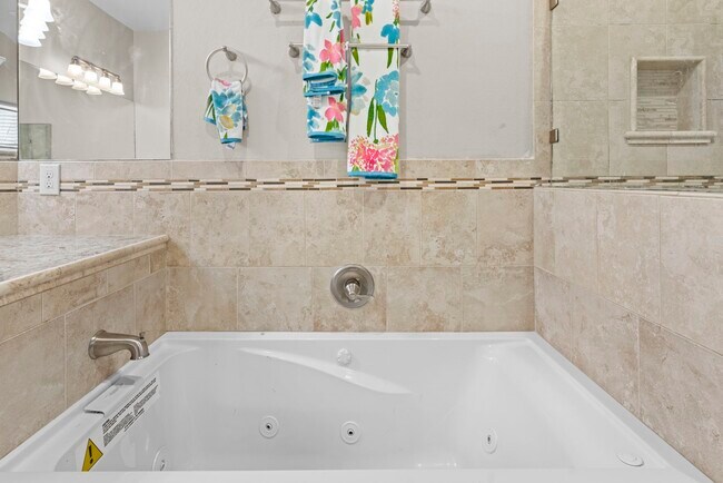 Building Photo - 631 Apache St