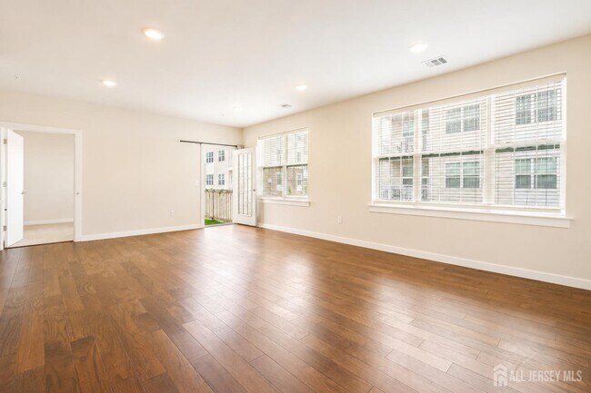 Building Photo - 723 Lorhan Dr