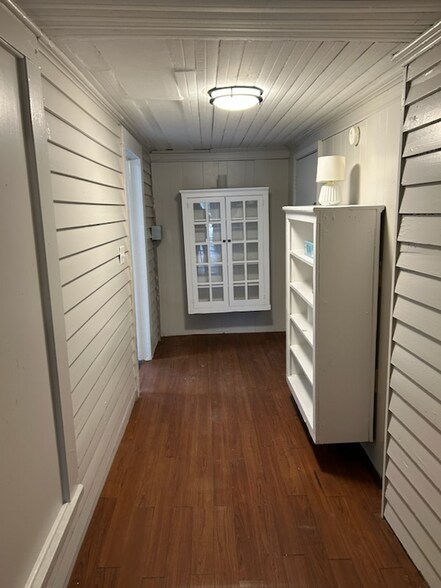 Building Photo - 927 S Jackson St