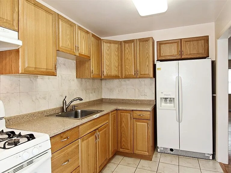 Building Photo - 2450 W Berwyn Ave