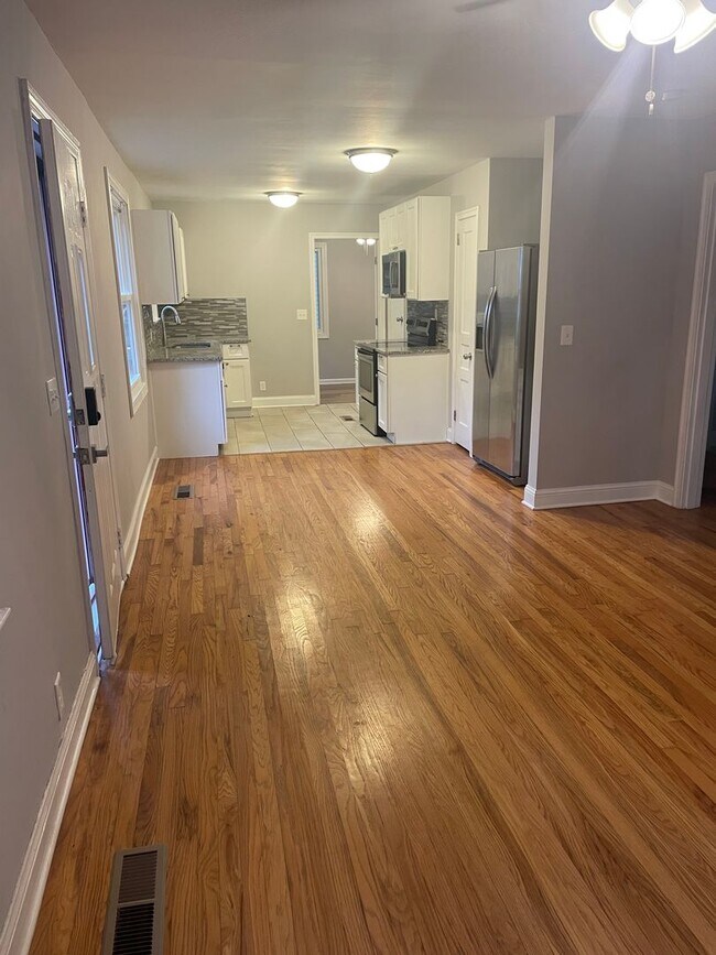 Building Photo - 3BR w/ In-Unit W/D + Assigned Parking in Nashville