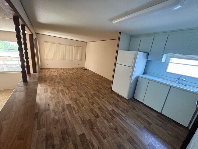 Building Photo - Tavares 1 Bed 1 Bath Waterfront Mobile Home