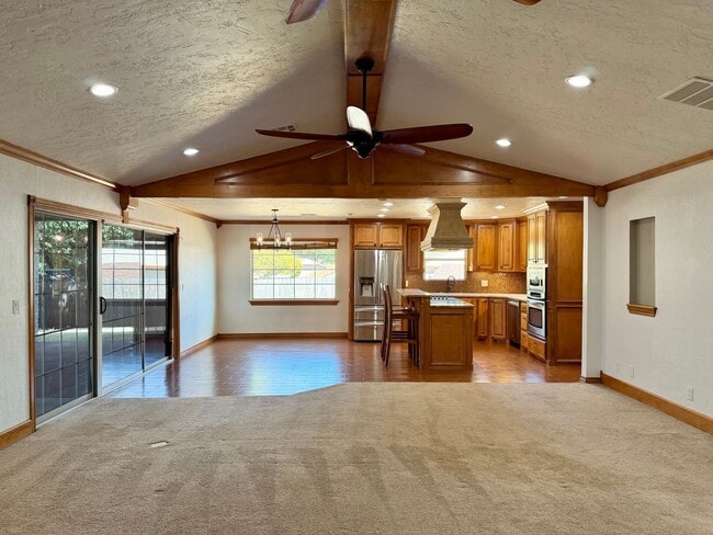 Building Photo - 6933 NW Eisenhower Dr