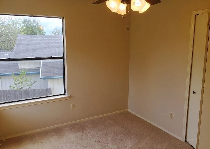 Building Photo - 1213 Silverton Ct