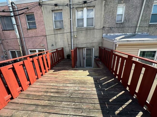 Building Photo - 3 bedroom 1 bath house available in South ...