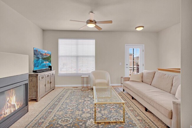 Building Photo - Immaculate 3 Bedroom Townhome Near Downtown COS