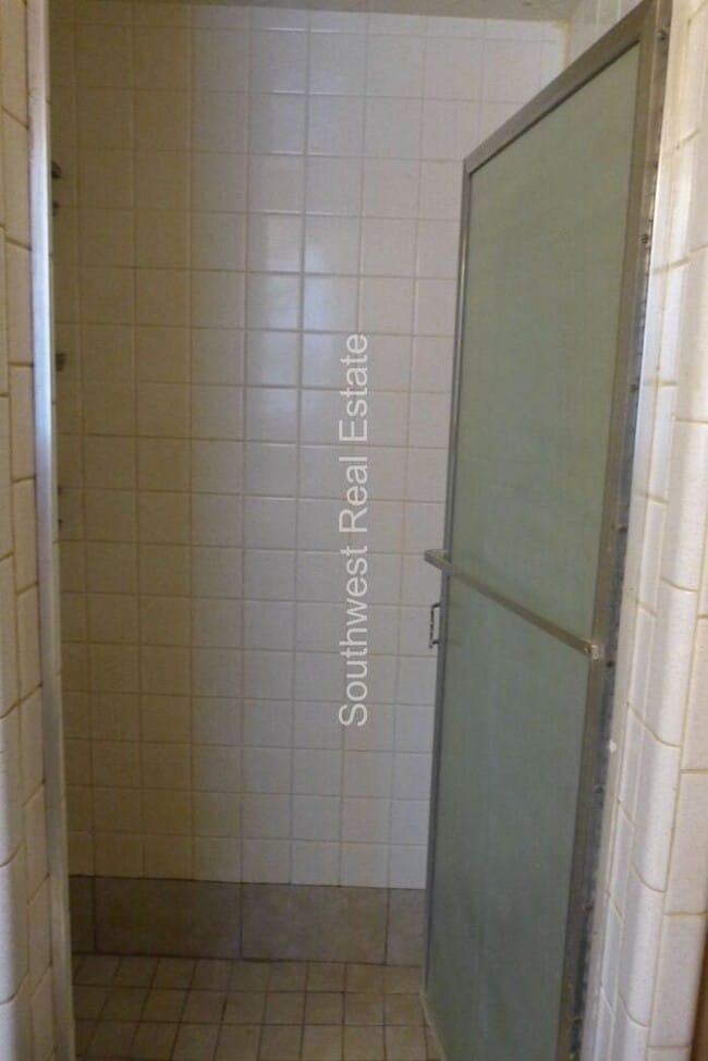 Building Photo - Spacious 3 bedroom 2 bathroom home.