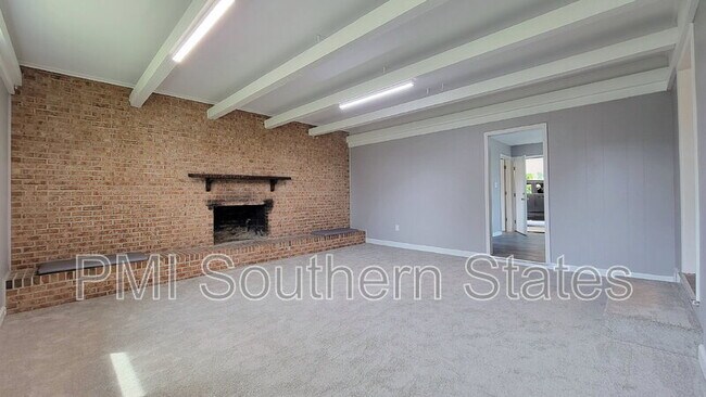 Building Photo - 104 Madison Cir