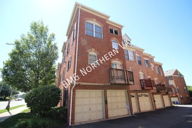 Building Photo - 2304 N Greenbrier Ct
