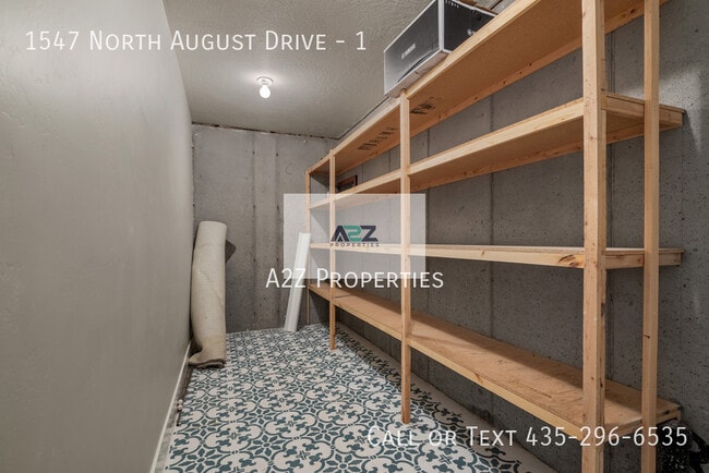 Building Photo - 1547 N August Dr