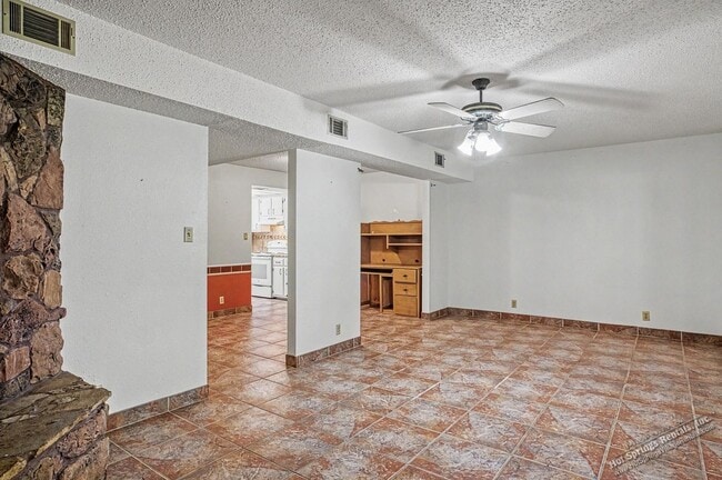 Building Photo - Two level Townhome in DeSoto Courts