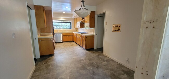 Building Photo - Classic, Midcentury 3 bedroom with Den, 2....