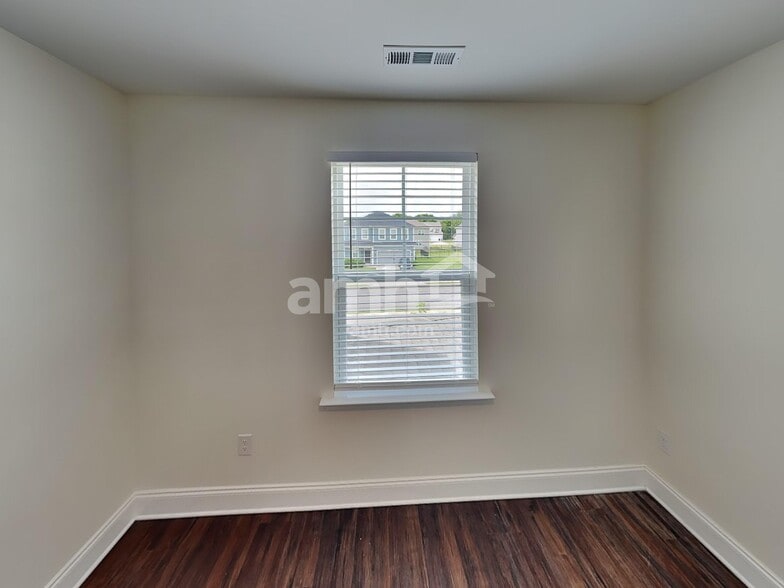 Building Photo - 5220 Valor Dr