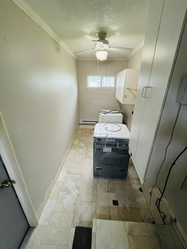 Building Photo - 3 bedroom home centrally located!