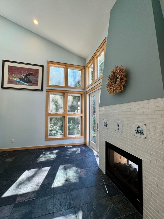 Building Photo - This gorgeous Bainbridge home is available with flexible lease terms starting July 10th