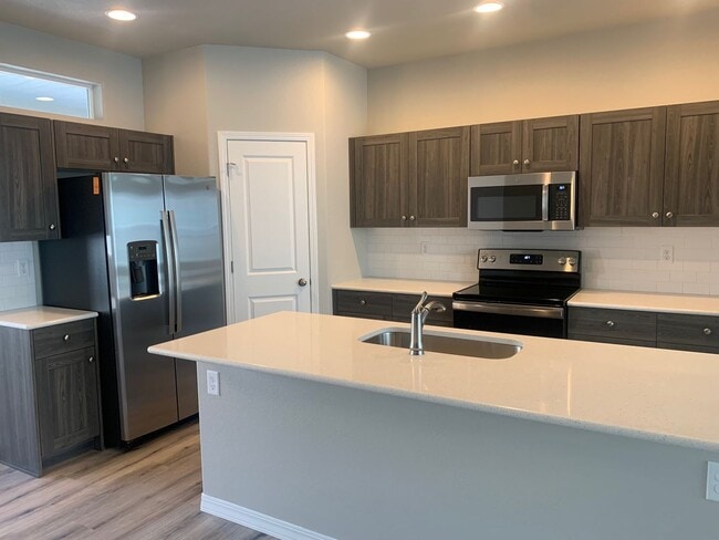 Building Photo - 3 BEDROOM TOWNHOME LOCATED in the The Town...