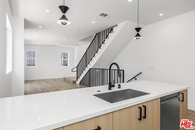 Building Photo - 5048 Cleon Ave