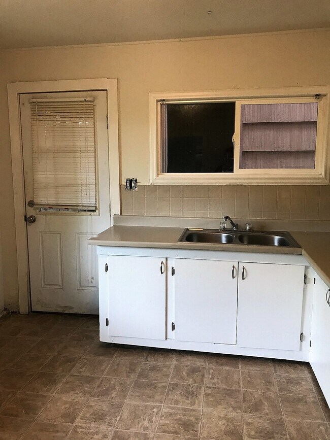 Building Photo - Charleston District- 1 bed 1 bath with W/D...