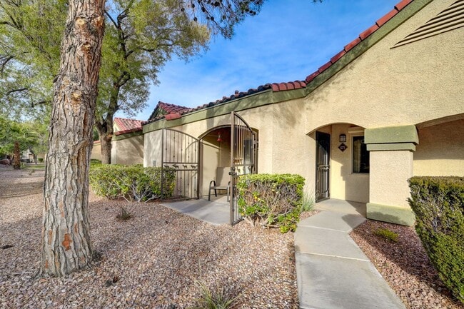 Building Photo - Well-maintained single-story condo