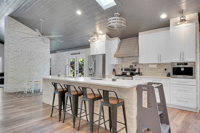 Building Photo - 600 Xanadu Pl