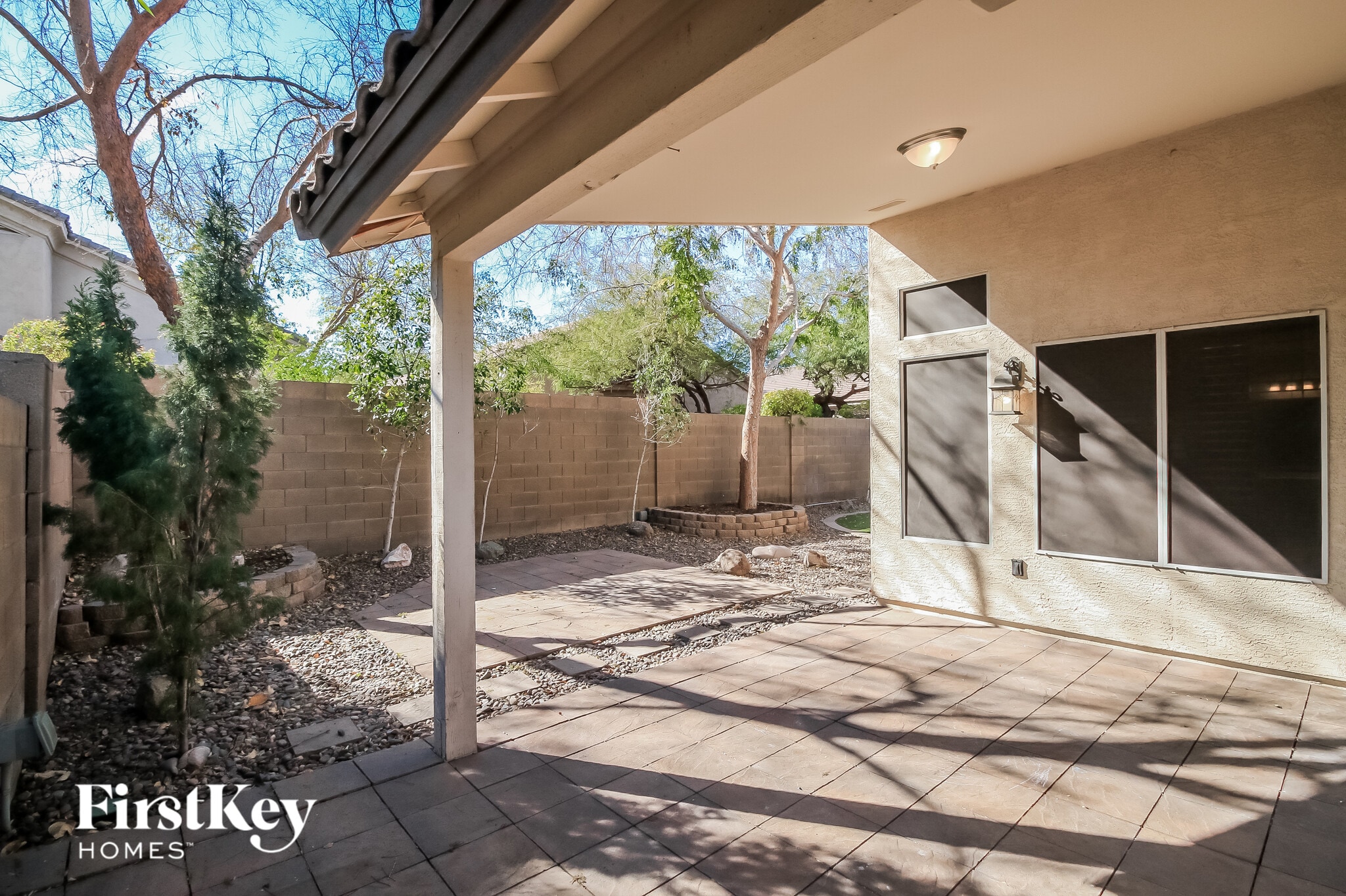 Building Photo - 701 E Cantebria Dr