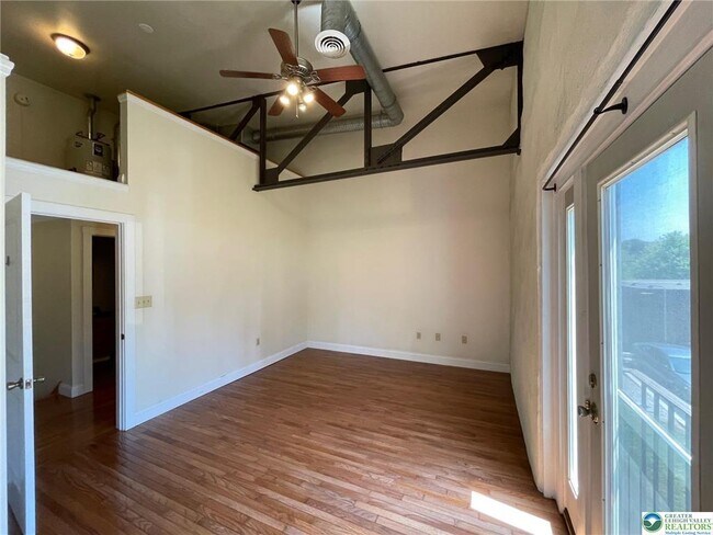 Building Photo - 147 S 4th St