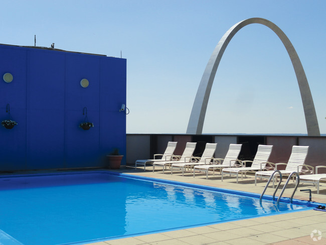 Rooftop Pool Overlooking the Gateway Arch!