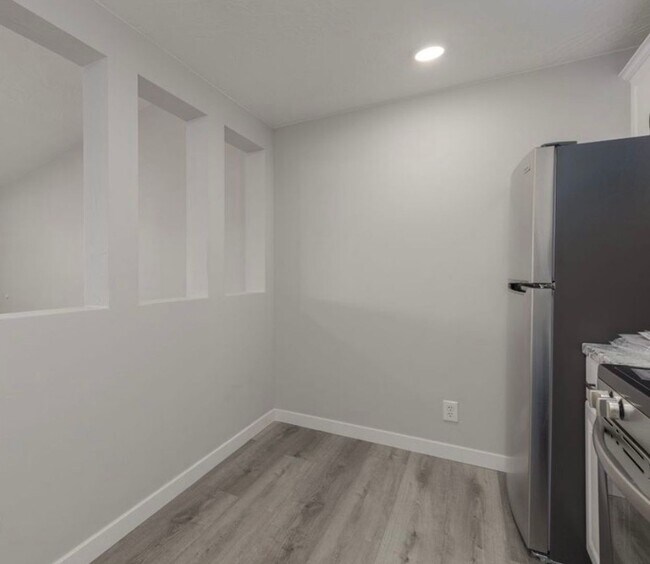 Building Photo - Springtree Gardens Condo