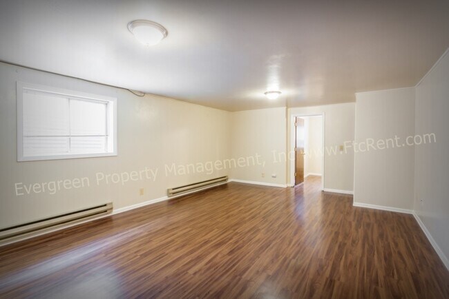 Building Photo - 904-906 Camelot Ct.