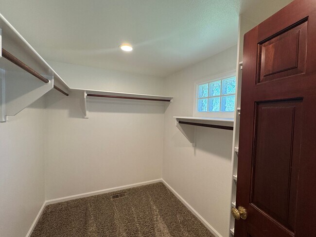 Building Photo - 255 Circle Dr