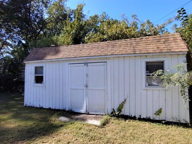 Building Photo - 1121 Elk Ave