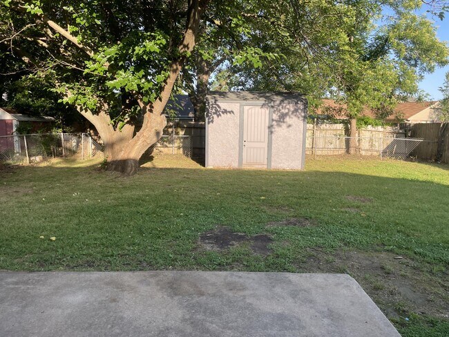 Building Photo - 1420 Oakcrest Ave