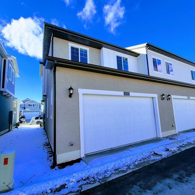 Building Photo - Gorgeous Townhome!!!