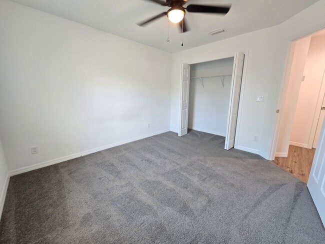 Building Photo - Beautiful 2 bed/ 2 bath Townhome w/ Balcony, Garage & Community Pool