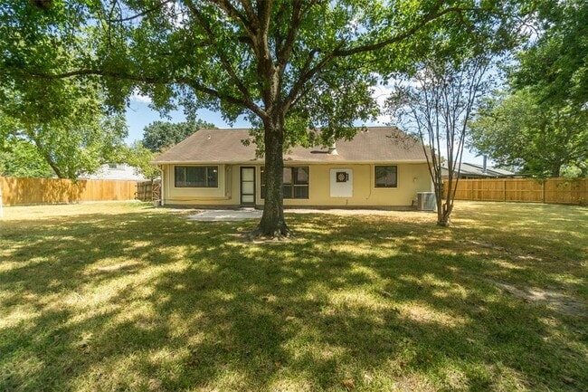 Building Photo - 2902 Laurelridge Dr