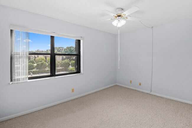 Building Photo - 3961 SW Greenwood Way