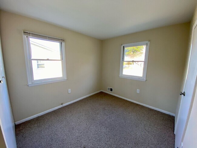 Building Photo - 908 Country Terrace
