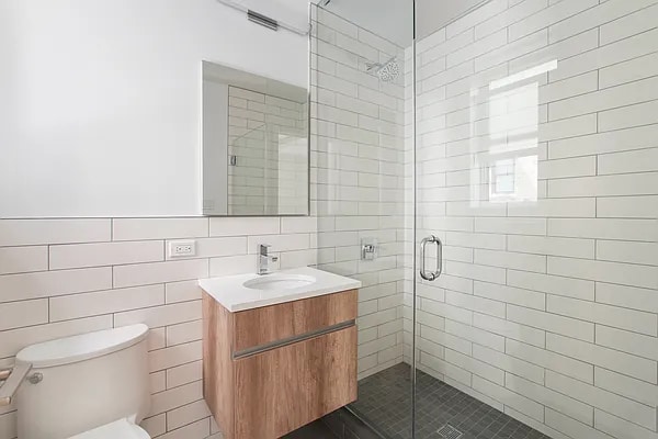 Building Photo - 133 E 39th St