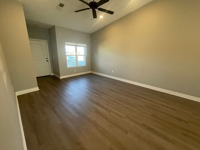 Building Photo - 5501/03 N Edwards Cir