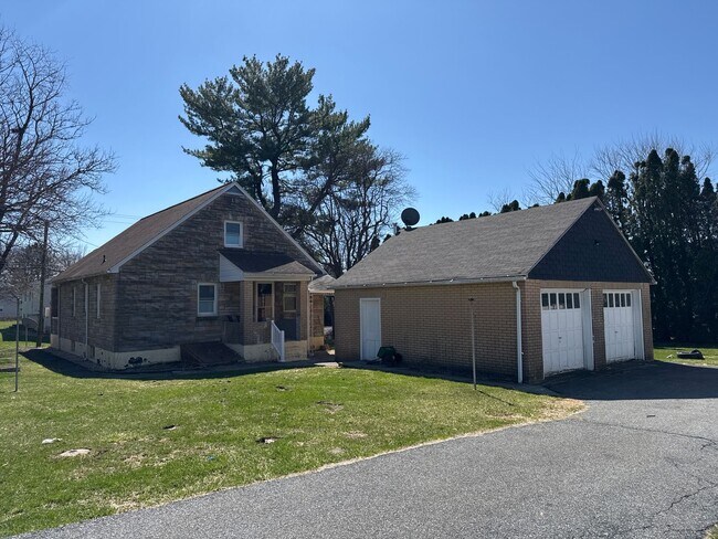 Building Photo - Newly Renovated 3-bedroom, 1-bathroom home with 2 car garage in Bethlehem Township