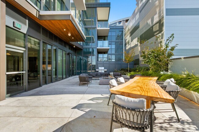 Building Photo - Luxury Executive Condo w/AC in the Heart o...