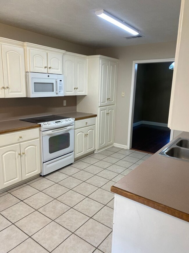Building Photo - Contact Peggy Goodman 501 676 1758
