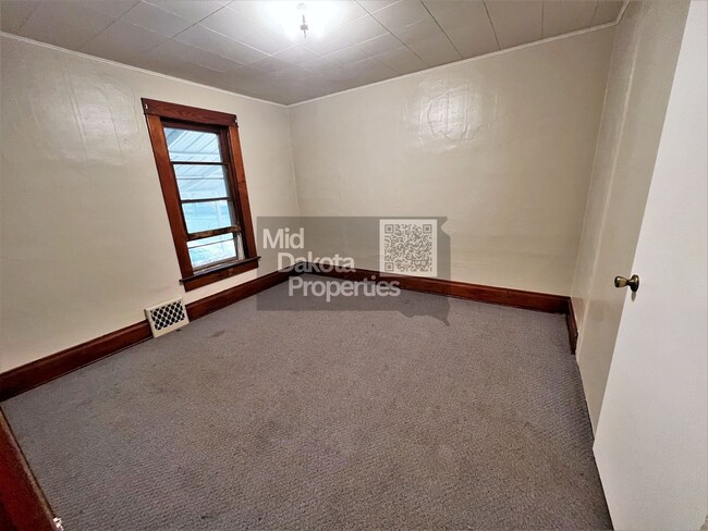 Building Photo - 908 E 3rd- 2 bed