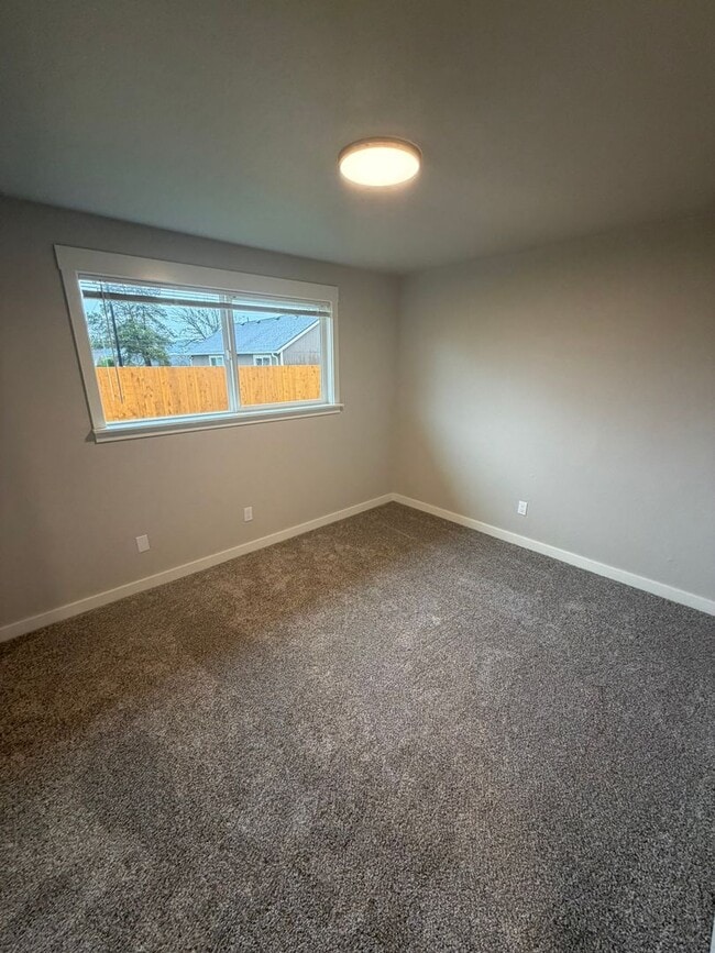 Building Photo - Large Updated 2 Bedroom with New Appliances!