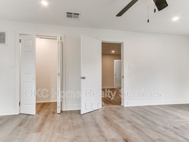 Building Photo - 1812 W Noble Ave