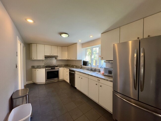 Building Photo - Charming 4 Bedroom/3.5 Bathroom Detached Home in Homeland, MD!